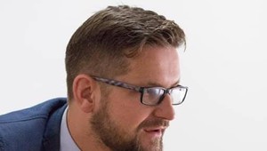 Politológ Jozef Lenč: Na koaličné konflikty si ľudia zvyknú rovnako, ako kedysi na popravy gilotínou