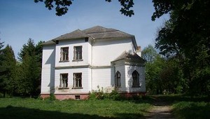 Kaštiel v Stražskom zachvátil požiar