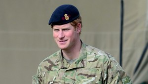 Je obsypaný titulmi a dostal ďaľší! Kráľovná urobila z Harryho rytiera