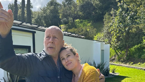 Nevedno, či ju spoznáva, no zjavne sa z nej teší! Dojímavá fotka chorého Willisa s vnučkou!