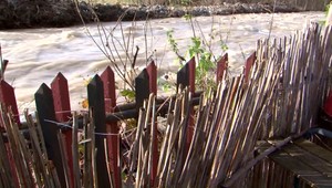 Situácia na Slovensku sa upokojila. Desiatky hasičov ale naďalej odčerpávali vodu zo zaplavených domov