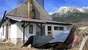 Mimoriadna situácia! Vyše 100 kilometrový vietor ničil strechy a stromy