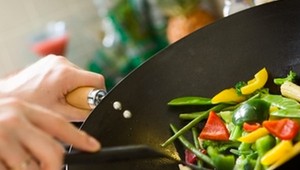 Zlodej si po vlámaní do podniku rozpálil gril a pripravil hamburger. Neunúval sa ani zamaskovať