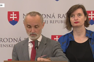 Tlačová beseda strany PS o pláne rozvoja ozbrojených síl