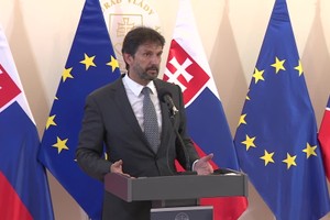 Tlačová beseda Roberta Kaliňáka o múre v areáli kasárne
