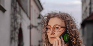 Niekedy stačí len počúvať. Vďaka vašim 2% budeme môcť počúvať tých, ktorí to potrebujú