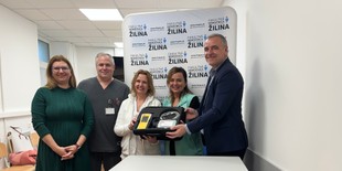 Žilinská nemocnica získala prístroj, ktorý umožňuje včasné odhalenie poruchy sluchu u novorodencov, aj vďaka daru Nadácie TV JOJ