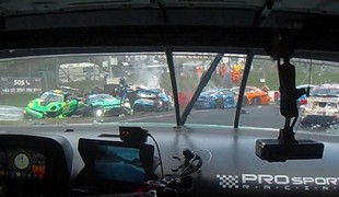 Preteky, ktorých súčasťou bol aj VERSTAPPEN, poznačila tragická nehoda