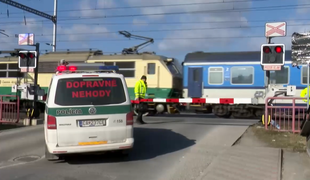 Zrážky áut s vlakmi: Toto sú najčastejšie chyby vodičov na železničnom priecestí