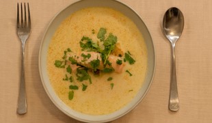 Rybia krémová polievka s lososom a knedličkami s krevetami