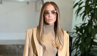 Jennifer Lopez predviedla najjednoduchší recept na luxusný jesenný outfit. Stačí vám jediná farba