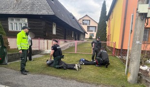 Výbuch v Demänovskej doline: Zlodeji odpálili bankomat a ušli. Polícia ich chytila