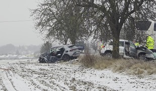 Hrozivá ranná zrážka na Záhorí: Autobus sa zrazil s dvomi vozidlami