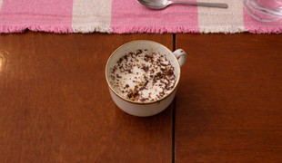 Krupicová kaša s čokoládovou ganache, prepáleným maslom a limetovým crumble