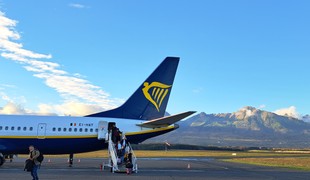 Šéf Ryanairu popiera, že cestujúci po rozbití okna vypadol z lietadla.