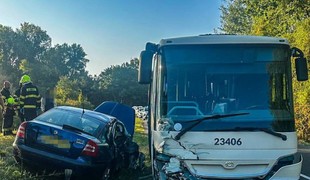Pri Drahňove sa zrazil autobus s autom: V autobuse bolo 16 detí