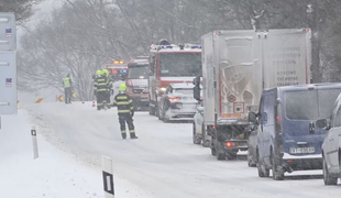 Letné pneumatiky na snehu skončili nehodou: Na severovýchode havarovali dvaja vodiči