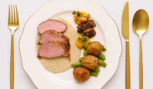 Panenka v slaninke, hubová mačanka, pečené baby zemiaky a tekvicové pyré