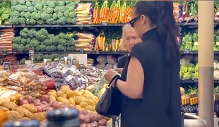 Ľudia v potravinách onemeli! Obyčajný nákup hviezdnej speváčky, no stalo sa TOTO!