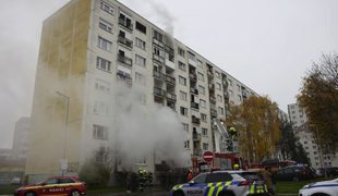 V Topoľčanoch horí bytový dom, evidujú viacero zranených