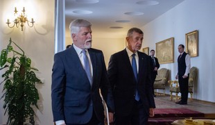 Pavel a Babiš sa nezhodli ohľadom summitu NATO. Spor pokračuje