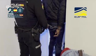 Medzinárodný gang Čierna sekera má tisíce členov. Polícia zadržala desiatky z nich