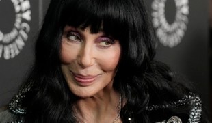 Za rok rozflákal všetky peniaze, teraz opäť prosí o tisíce dolárov. Cher zachraňuje svojho syna