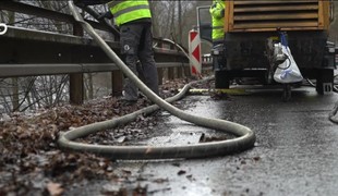 Pod Strečnom opravujú zosunutú cestu, pomôže špeciálny kotvený prah