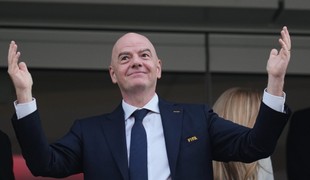 Monitor rasizmu vyzval FIFA, aby odvolala rozhodcu za gesto rukou