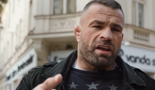 Súd poslal zápasníka Karlosa Vémolu do väzby, jeho advokát podal sťažnosť