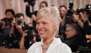 Bez mejkapu a s pleťou ako bábätko! Pamela Anderson zatienila na Glóbusoch aj mladšie krásky
