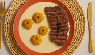 Hovädzí steak, syrová omáčka a „tekvičky“ zo zemiakov a pečenej tekvice