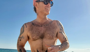 Ukázal sa v slipoch! Robbie Williams rieši zásadnú dilemu, žena sa mu za to smeje!