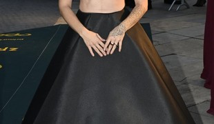 Ako vyzerá outfit, v ktorom vás nikto neprehliadne? Táto Češka na premiére poriadne prekvapila