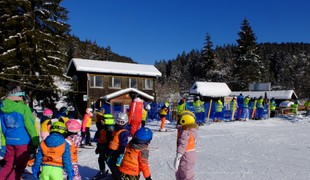 Prilba povinná pre mladých lyžiarov: Odborníci odporúčajú chrániť sa aj v dospelosti