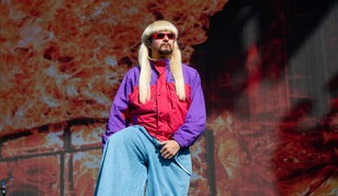 Pri zrážke helikoptér zahynul populárny spevák Oliver Tree