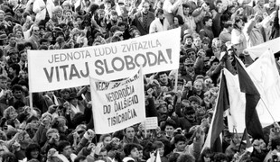 Slovensko si pripomína 17. november, napriek zrušenému voľnu dávajú mnohé inštitúcie deň voľna