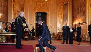 Povstaňte, Sir David Beckham! Kráľov meč dnes spočinul na ramene slávneho futbalistu!