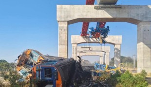 Žeriav sa zrútil na idúci vlak, hlásia desiatky mŕtvych a zranených