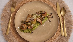 Kuracie stehná so slaninkovou omáčkou, restovanými hubami a zapekanými zemiakmi