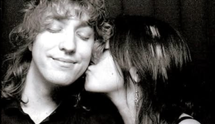 Žbirka sa zasnúbil! Mekyho syn pokľakol, so snúbenicou sú úplná kópia Lennona a Yoko Ono!