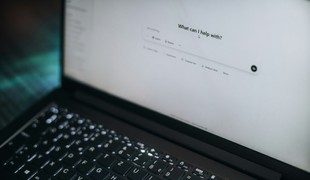 Meta čelí obžalobe. Podľa prepustených zamestnancov ich vyhodila umelá inteligencia