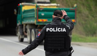 Na diaľnici začal horieť kamión. Premávku usmerňuje polícia