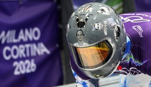 Ukrajinského olympionika diskvalifikovali za helmu s portrétmi obetí vojny