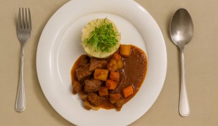 Hovädzie ragú so šťuchanými zemiakmi s cibuľkou, vňaťou a slaninou