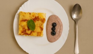 Tvarohovo-pudingový sypaný koláč s čučoriedkovou penou