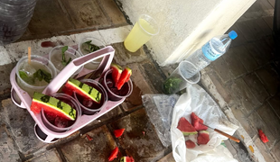 Dovolenkári pozor! Na plážach sa nelegálne predávajú drinky pripravené na zemi pri odpadkoch