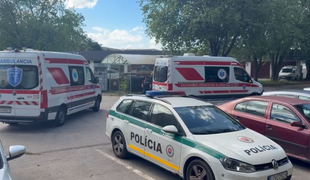 Krvavá dráma v Lučenci: Muž so ženou skončili dobodaní, v byte bolo aj dieťa