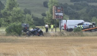 Policajné auto smerujúce na zásah sa čelne zrazilo s osobným vozidlom. Vodič nehodu neprežil