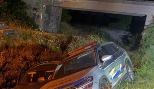Opitý vodič unikal pred políciou. Pri naháňačke sa zranili dvaja policajti